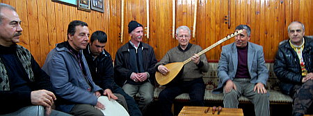 Bursa - muzikanti v jedné z mnoha ajoven